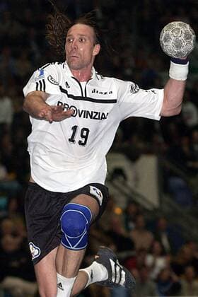 Staffan Olsson (Kiel) - Sprungwurf Handball EC 3 Herren EHF-Cup 2001 2002, Europapokal, Pokal, Europacup, THW Kiel Einzelbild Ballsporthalle Höchst Frankfurt M. Dynamik,