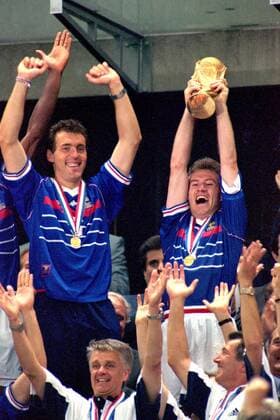 Weltmeister Didier Deschamps präsentiert die Trophäe, daneben Laurent Blanc (beide Frankreich) Fußball WM Herren Weltmeisterschaft 1998, Länderspiel, Nationalmannschaft, Nationalteam, Nationaltrikot, Endspiel Gruppe Stade de France Paris, Saint Denis Glück, Freude, Begeisterung,