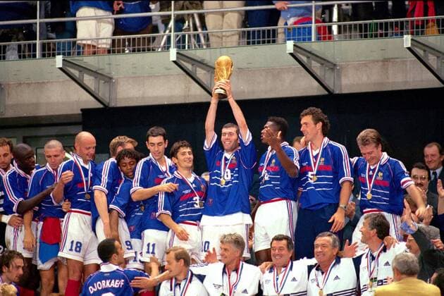 Weltmeister Zinedine Zidane präsentiert die Trophäe, daneben v. re.: Didier Deschamps, Laurent Blanc, Marcel Desailly, Bixente Lizarazu, Robert Pires, Bernard Diomede, Stephane Guivarc h, Frank Leboeuf (alle Frankreich) Fußball WM Herren Weltmeisterschaft 1998, Länderspiel, Nationalmannschaft, Nationalteam, Nationaltrikot, Endspiel Totale Stade de France Paris, Saint Denis Glück Freude,