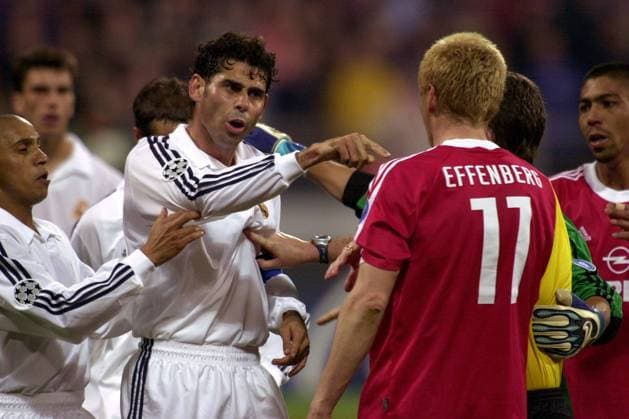 Fernando Hierro (Real, li.) und Stefan Effenberg (Bayern) geraten aneinander Fußball EC 1 Herren Champions League 2001 2002, Viertelfinale, FC Bayern München - Real Madrid (Spanien) 2:1 Gruppe Olympiastadion München Spannung,