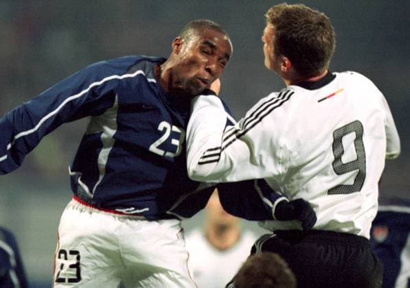 Eddie Pope (li., USA) gegen Oliver Bierhoff (Deutschland) Fußball Länderspiel Herren Freundschaftsspiel 2002, Nationalmannschaft, Nationalteam, Nationaltrikot, Deutschland - USA 4:2 Gruppe Ostseestadion Rostock Dynamik,