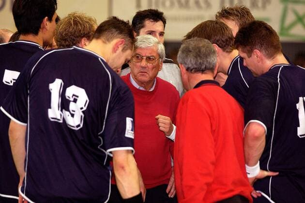 Auszeit Gummersbach; Trainer Petre Ivanescu (Mitte) gibt Anweisungen Handball 1. BL Herren Saison 2001 2002, Göppingen - VfL Gummersbach 21:19, Vdig Gruppe Hohenstaufenhalle Göppingen