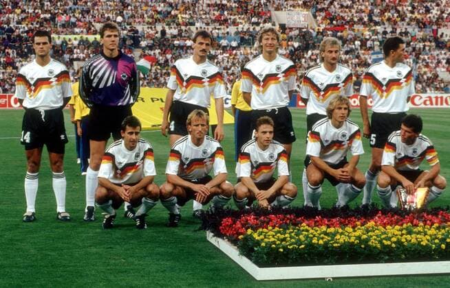 Mannschaftsfoto Deutschland, hinten v. li.: Thomas Berthold, Torwart Bodo Illgner, Jürgen Kohler, Guido Buchwald, Rudi Völler, Klaus Augenthaler, vorn: Pierre Littbarski, Andreas Brehme, Thomas Häßler, Jürgen Klinsmann, Lothar Matthäus Fußball WM Herren Weltmeisterschaft 1990, Länderspiel, Finale, Endspiel Totale Olympiastadion Rom