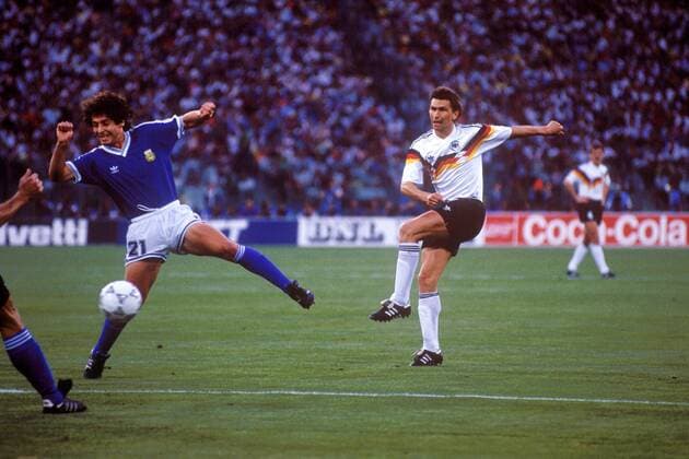 Klaus Augenthaler (Deutschland, re.) zieht ab, Pedro Antonio Troglio (Argentinien) springt ins Leere Fußball WM Herren Weltmeisterschaft 1990, Länderspiel, Finale, Endspiel, Deutschland - Argentinien 1:0 Gruppe Olympiastadion Rom Dynamik,