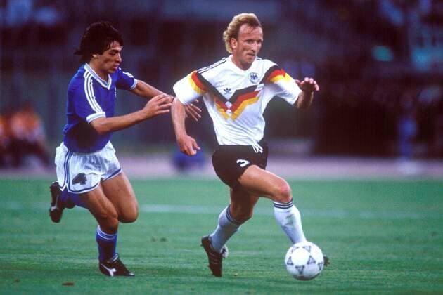 Andreas Brehme (Deutschland, re.) am Ball, daneben Jose Basualdo (Argentinien) Fußball WM Herren Weltmeisterschaft 1990, Länderspiel, Finale, Endspiel, Deutschland - Argentinien 1:0 Gruppe Olympiastadion Rom Dynamik,