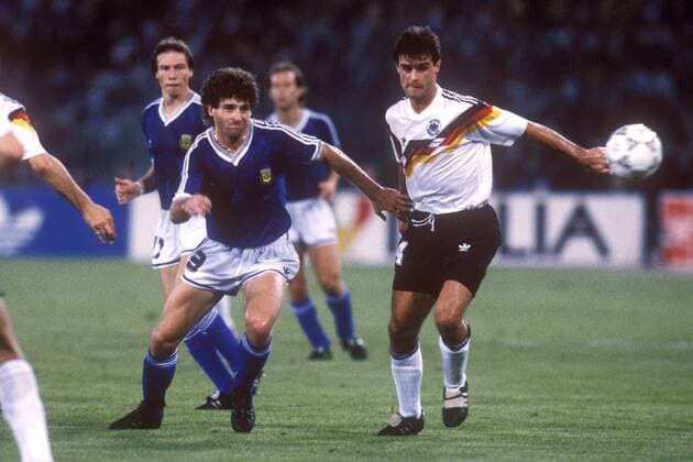 Gustavo Dezotti (Argentinien, li.) gegen Thomas Berthold (Deutschland) Fußball WM Herren Weltmeisterschaft 1990, Länderspiel, Finale, Endspiel, Deutschland - Argentinien 1:0 Gruppe Olympiastadion Rom