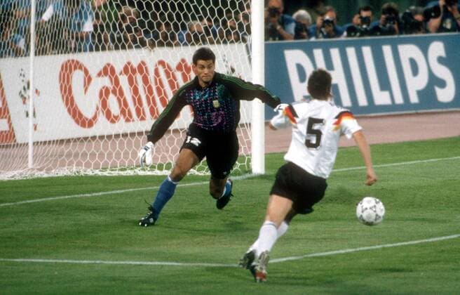 Klaus Augenthaler (Deutschland, re.) gegen Torwart Sergio Goycochea (Argentinien) Fußball WM Herren Weltmeisterschaft 1990, Länderspiel, Finale, Endspiel, Deutschland - Argentinien 1:0 Gruppe Olympiastadion Rom Dynamik,