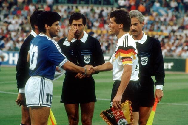 Diego Armando Maradona (Argentinien, li.) und Lothar Matthäus (Deutschland) - Wimpeltausch, dahinter das Schiedsrichtergespann, Schiedsrichter Edgardo Codesal Mendez (Mexiko), Linienrichter Armando Perez Hoyos (Kolumbien) und Michal Listkiewicz (Polen) Fußball WM Herren Weltmeisterschaft 1990, Länderspiel, Finale, Endspiel, Deutschland - Argentinien 1:0 Gruppe Olympiastadion Rom Harmonie,