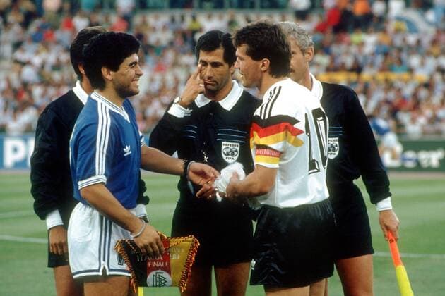 Diego Armando Maradona (Argentinien, li.) und Lothar Matthäus (Deutschland) - Wimpeltausch, dahinter Schiedsrichter Edgardo Codesal Mendez (Mexiko) und seine Linienrichter Fußball WM Herren Weltmeisterschaft 1990, Länderspiel, Finale, Endspiel, Deutschland - Argentinien 1:0 Gruppe Olympiastadion Rom Freude,