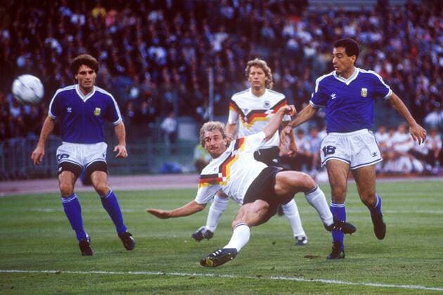 Rudi Völler (Deutschland, vorn) zieht ab, daneben Jose Serrizuela (re.) und Juan Simon (beide Argentinien) Fußball WM Herren Weltmeisterschaft 1990, Länderspiel, Finale, Endspiel, Deutschland - Argentinien 1:0 Gruppe Olympiastadion Rom Dynamik,