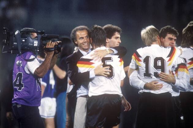Teamchef Franz Beckenbauer (2. v. li.) umarmt Klaus Augenthaler (beide Deutschland) - Weltmeister Fußball WM Herren Weltmeisterschaft 1990, Länderspiel, Finale, Endspiel Gruppe Olympiastadion Rom Glück, Freude,