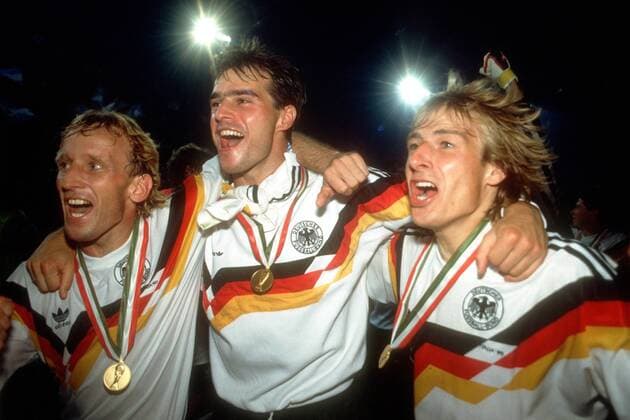 V. li.: Andreas Brehme, Thomas Berthold und Jürgen Klinsmann - Weltmeister Deutschland Fußball WM Herren Weltmeisterschaft 1990, Länderspiel, Finale, Endspiel Gruppe Olympiastadion Rom Glück, Freude, Begeisterung,