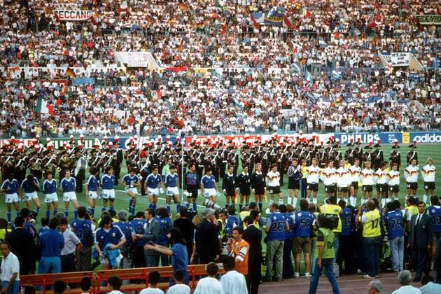 Mannschaftsaufstellung Deutschland (re.) und Argentinien Fußball WM Herren Weltmeisterschaft 1990, Länderspiel, Finale, Endspiel, Blechblaskapelle, Blechbläser, Musik, Musiker Totale Olympiastadion, Menschenmassen, Rang, Ränge Rom, Tribüne, Tribünen Masse,