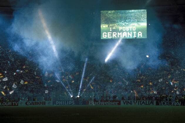 Anzeigetafel - 1^ Posto Germania - Deutschland ist Weltmeister Fußball WM Herren Weltmeisterschaft 1990, Länderspiel, Finale, Endspiel, Lichtstrahlen, Lichtstrahl, Schriftzug Totale Olympiastadion, Scheinwerfer Rom