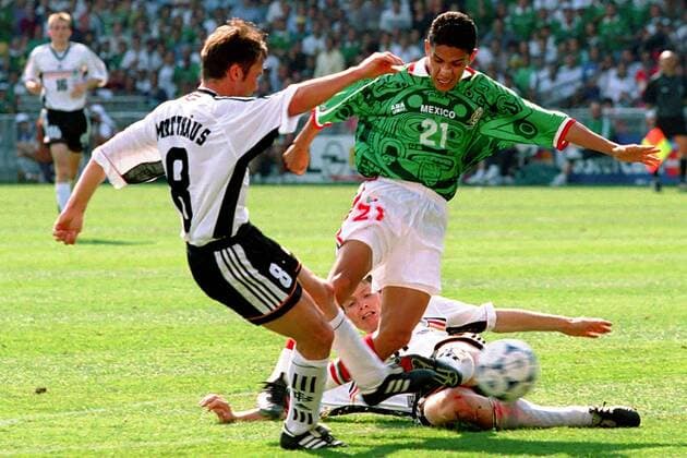 Jesus Arellano (Mitte, Mexiko) gegen Lothar Matthäus (li.) und Michael Tarnat (beide Deutschland) Fußball WM Herren Weltmeisterschaft 1998, Länderspiel, Deutschland - Mexiko 2:1, Achtelfinale, Vneg Gruppe Stade La Mosson Montpellier Dynamik, Kampf,