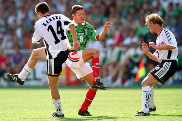 Ricardo Pelaez (Mitte, Mexiko) gegen Markus Babbel (li.) und Christian Wörns (beide Deutschland) Fußball WM Herren Weltmeisterschaft 1998, Länderspiel, Deutschland - Mexiko 2:1, Achtelfinale, Vneg Gruppe Stade La Mosson Montpellier Dynamik,