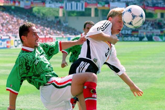 Jörg Heinrich (re., Deutschland) gegen German Villa (Mexiko) Fußball WM Herren Weltmeisterschaft 1998, Länderspiel, Deutschland - Mexiko 2:1, Achtelfinale, Vneg Gruppe Stade La Mosson Marseille Dynamik, Kampf,