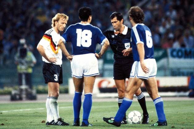 Andreas Brehme (li., Deutschland) vor dem Elfmeter; FIFA-Schiedsrichter Edgardo Codesal Mendez (Mexiko) schickt Jose Serrizuela (2.v.li.) und Gabriel Calderon (re., beide Argentinien) aus dem Strafraum Fußball WM Herren Weltmeisterschaft 1990, Länderspiel, Finale, Endspiel, Finalspiel, Nationalmannschaft, Nationalteam Gruppe Stadio Olimpico, Olympiastadion Rom