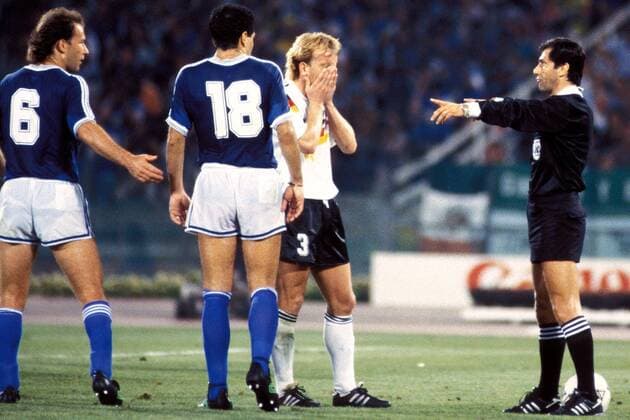 Andreas Brehme (2.v.re., Deutschland) konzentriert sich vor dem Elfmeter; FIFA-Schiedsrichter Edgardo Codesal Mendez (re., Mexiko) schickt Jose Serrizuela (2.v.li.) und Gabriel Calderon (beide Argentinien) aus dem Strafraum Fußball WM Herren Weltmeisterschaft 1990, Länderspiel, Finale, Endspiel, Finalspiel, Nationalmannschaft, Nationalteam Gruppe Stadio Olimpico, Olympiastadion Rom Konzentration, Spannung,