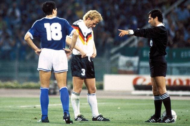 Andreas Brehme (Mitte, Deutschland) konzentriert sich vor dem Elfmeter; FIFA-Schiedsrichter Edgardo Codesal Mendez (re., Mexiko) schickt Jose Serrizuela (Argentinien) aus dem Strafraum Fußball WM Herren Weltmeisterschaft 1990, Länderspiel, Finale, Endspiel, Finalspiel, Nationalmannschaft, Nationalteam Gruppe Stadio Olimpico, Olympiastadion Rom Konzentration,