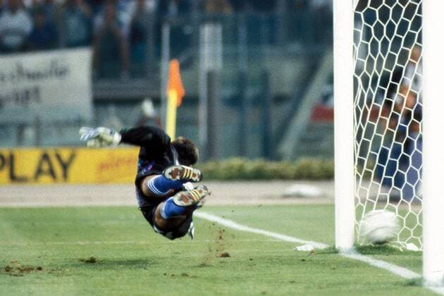 Torwart Sergio Goycochea (Argentinien) ist beim Elfmeter machtlos Fußball WM Herren Weltmeisterschaft 1990, Länderspiel, Finale, Endspiel, Finalspiel, Nationalmannschaft, Nationalteam Einzelbild Stadio Olimpico, Olympiastadion Rom Dynamik, Abwehr