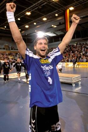 Daniel Stephan (Lemgo) - Schlußjubel Handball 1. BL Herren DHB-Pokal 2001 2002, Cup, Final Four, Finalfour, Finalrunde, Endrunde, Pokalspiel, Finale, Endspiel, Einzelbild Alsterdorfer Sporthalle Hamburg Glück, Begeisterung, Freude,