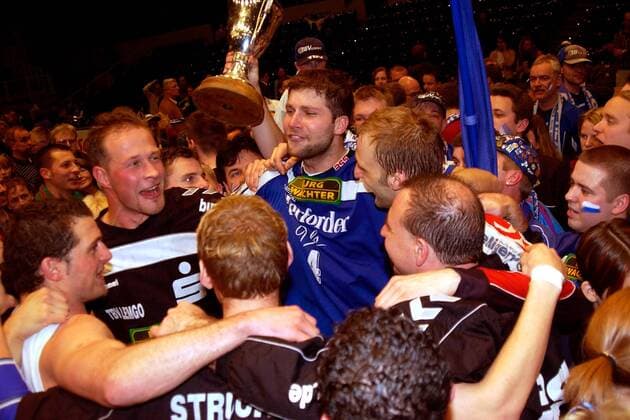 Pokalsieger TBV Lemgo feiert mit seinen Fans, Mitte: Daniel Stephan Handball 1. BL Herren DHB-Pokal 2001 2002, Cup, Final Four, Finalfour, Finalrunde, Endrunde, Pokalspiel, Finale, Endspiel Totale Alsterdorfer Sporthalle Hamburg Freude, Begeisterung,
