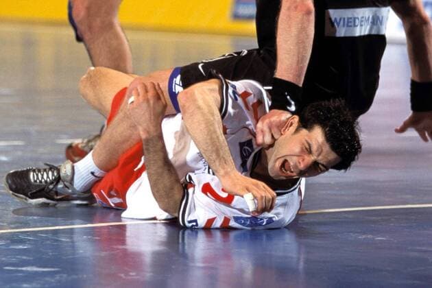 Dragan Skrbic (Nordhorn) wird zu Boden gedrückt Handball 1. BL Herren DHB-Pokal 2001 2002, Cup, Final Four, Finalfour, Finalrunde, Endrunde, Pokalspiel, Halbfinale Gruppe Alsterdorfer Sporthalle Hamburg Dynamik, Kampf,