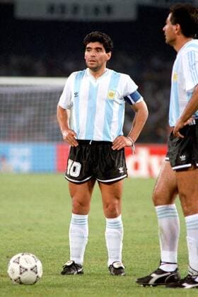 Diego Armando Maradona (Argentinien) konzentriert am Freistoß Fußball WM Herren Weltmeisterschaft 1990, Länderspiel, Nationalmannschaft, Nationalteam, Nationaltrikot, Gruppenspiel Einzelbild Stadio San Paolo Neapel Konzentration,