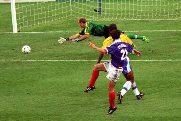 Christophe Dugarry (Frankreich, vorn) gegen Torwart Claudio Taffarel (Brasilien) Fußball WM Herren Weltmeisterschaft 1998, Länderspiel, Nationalmannschaft, Nationalteam, Nationaltrikot, Endspiel Gruppe Stade de France Paris, Saint Denis Dynamik, Abwehr