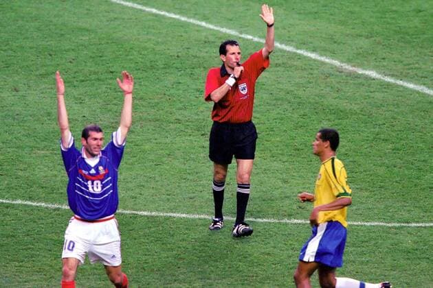 FIFA-Schiedsrichter Said Belqola (Marokko) - Schlußpfiff, Weltmeister Zidane (Frankreich, li.) jubelt, daneben Rivaldo (Brasilien) Fußball WM Herren Weltmeisterschaft 1998, Länderspiel, Nationalmannschaft, Nationalteam, Nationaltrikot, Endspiel Gruppe Stade de France Paris, Saint Denis Freude,
