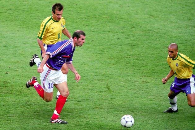 Zinedine Zidane (Frankreich, li. vorn) gegen Roberto Carlos (re.) und Carlos Dunga (beide Brasilien) Fußball WM Herren Weltmeisterschaft 1998, Länderspiel, Nationalmannschaft, Nationalteam, Nationaltrikot, Endspiel Gruppe Stade de France Paris, Saint Denis Dynamik,