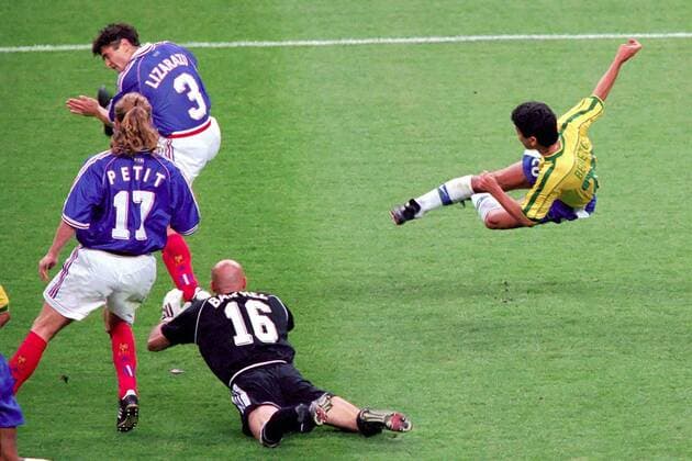 Bebeto (Brasilien, re.) mit Schusseinlage, Petit, Lizarazu und Torwart Barthez (v.li., alle Frankreich) können nicht eingreifen Fußball WM Herren Weltmeisterschaft 1998, Länderspiel, Nationalmannschaft, Nationalteam, Nationaltrikot, Endspiel Gruppe Stade de France Paris, Saint Denis Abwehr, Dynamik,
