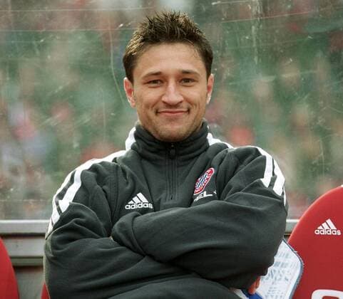 Niko Kovac (Bayern) zufrieden auf der Bank Fußball 1. BL Herren Saison 2001 2002, FC Bayern München Porträt Olympiastadion München Freude,