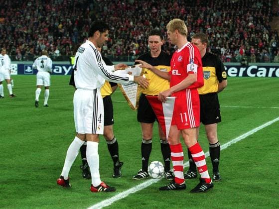 Fernando Hierro (li., Real) tauscht mit Stefan Effenberg (Bayern) die Vereinswimpel aus; in der Mitte Schiedsrichter Hugh Dallas (Schottland) Fußball EC 1 Herren Champions League 2001 2002, Viertelfinale, FC Bayern München - Real Madrid (Spanien) 2:1 Gruppe Olympiastadion München