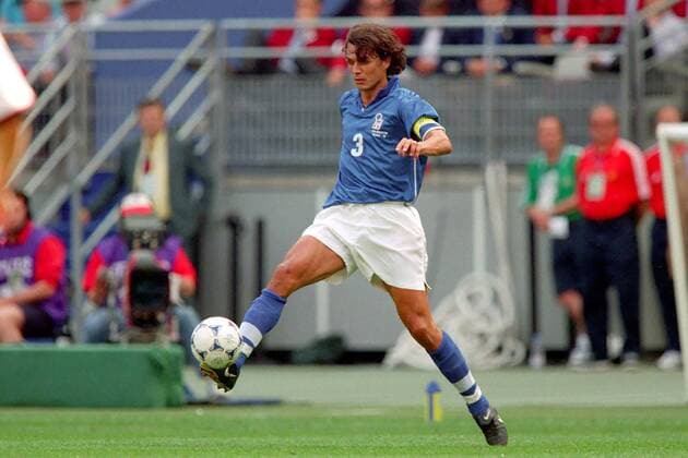 Paolo Maldini (Italien) am Ball Fußball WM Herren Weltmeisterschaft 1998, Länderspiel, Nationalmannschaft, Nationalteam, Nationaltrikot, Gruppenspiel Einzelbild Stade de France Paris, Saint Denis, St. Dynamik,