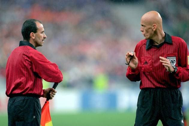Schiedsrichter Pierluigi Collina (re.) im Gespräch mit Linienrichter Gennaro Mazzei (beide Italien) Fußball WM Herren Weltmeisterschaft 1998, Länderspiel, Gruppenspiel Gruppe Stade de France Paris, Saint-Denis Spannung,
