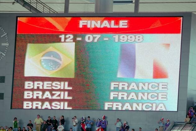Die Videotafel zeigt die Begegnung des Finales an Fußball WM Herren Weltmeisterschaft 1998, Länderspiel, Finale, Endspiel, Nationalmannschaft, Nationalteam, Einzelbild Stade de France Paris, Saint Denis, St.
