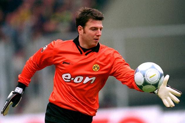 Torwart Philipp Laux (BVB) - Abschlag Fußball 1. BL Herren Saison 2001 2002, Stuttgart - Borussia Dortmund 3:2 Einzelbild Gottlieb-Daimler-Stadion Stuttgart