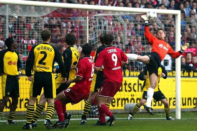 Torwart Philipp Laux (re., BVB) mit einer Parade, es sehen zu v.li.: Evanilson, Wörns, Metzelder (alle BVB), Ramzy, Lokvenc (beide Lautern) Fußball 1. BL Herren Saison 2001 2002, 1. FC Kaiserslautern - Borussia Dortmund 1:0 Totale Fritz-Walter-Stadion, Betzenberg Kaiserslautern Abwehr, Dynamik,