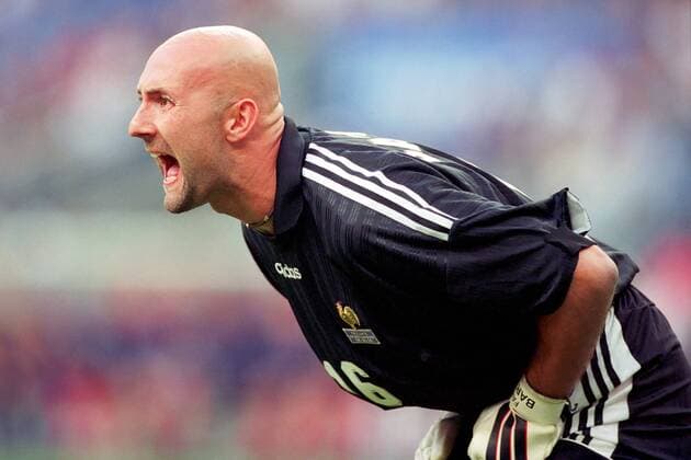 Torwart Fabien Barthez (Frankreich) gibt lautstark Anweisungen Fußball WM Herren Weltmeisterschaft 1998, Länderspiel, Nationalmannschaft, Nationalteam, Nationaltrikot, Vneg Einzelbild Stade de France Paris, Saint Denis, St. Spannung, Ungeduld,