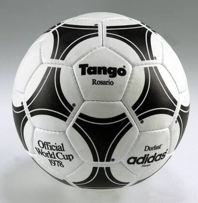 Der offizielle adidas Tango Rosario - Spielball der Weltmeisterschaft 1978 in Argentinien Fußball WM Herren Weltmeisterschaft 1978, Vdia Einzelbild Freisteller