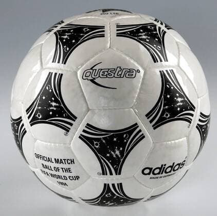 Der offizielle adidas Questra - Spielball der Weltmeisterschaft 1994 in den USA Fußball WM Herren Weltmeisterschaft 1994, Vdia Einzelbild Freisteller
