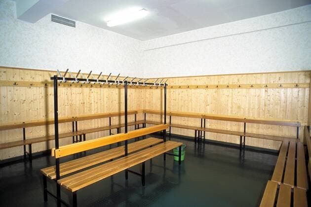 Leere Umkleidekabine im Wedaustadion Fußball 1. BL Herren Saison 1996 1997, MSV Duisburg, Vereinsstory, Reportage, Fotostory, Vdia Totale Wedaustadion Duisburg Leere,