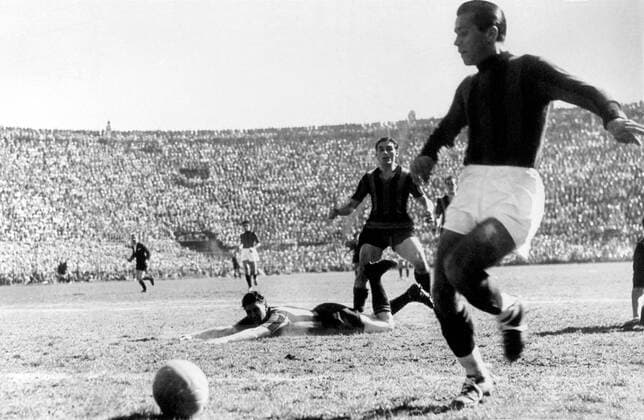 Riccardo Carapellese (Milan) am Ball Fußball Herren Serie A 1948 1949, 1. Italienische Liga, AC Mailand - Internazionale Mailand 0:2, Inter Totale San Siro Mailand Dynamik, Masse,