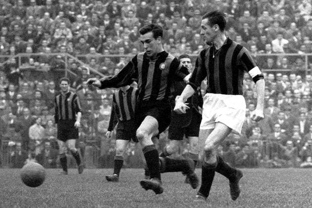 Antonio Valentin Angelillo (Inter, li.) gegen Nils Liedholm (Milan) Fußball Herren Serie A 1958 1959, 1. Italienische Liga, Internazionale Mailand - AC Mailand 1:0 Gruppe San Siro Mailand Dynamik