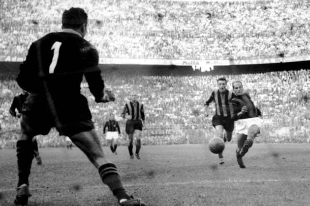Ernesto Cucchiaroni (Milan, re.) zieht ab Fußball Herren Serie A 1956 1957, 1. Italienische Liga, Internazionale Mailand - AC Mailand 1:0, Inter Totale San Siro Mailand Dynamik,