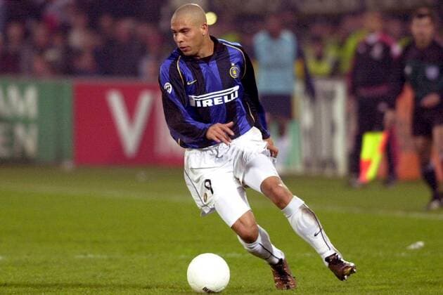 Ronaldo (Inter) am Ball Fußball EC 3 Herren UEFA-Cup 2001 2002, Pokal, Europapokal, Europacup, Rotterdam - Internazionale Mailand (Italien) 2:2 Einzelbild Halbfinale, De Kuip Rotterdam Dynamik,