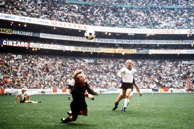 Torwart Sepp Maier (BR Deutschland, li.) versucht an den Ball zu kommen Fußball WM Herren Weltmeisterschaft 1970, Halbfinale, Länderspiel, Nationalmannschaft, Nationalteam, Nationaltrikot Gruppe Estadio Azteca, Azteken-Stadion Mexico-City