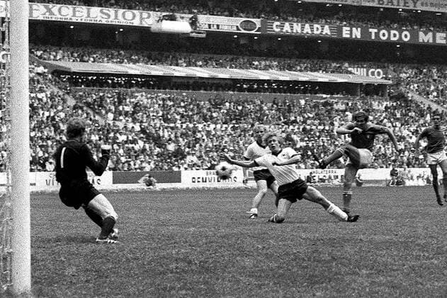 Tor - Tarcisio Burgnich (Italien, 4.v.li.) zieht ab, Siegfried Held (3.v.li., Deutschland) kommt zu spät Fußball WM Herren Weltmeisterschaft 1970, Halbfinale, Länderspiel, Nationalmannschaft, Nationalteam, Nationaltrikot Totale Estadio Azteca, Azteken-Stadion Mexico-City Dynamik,